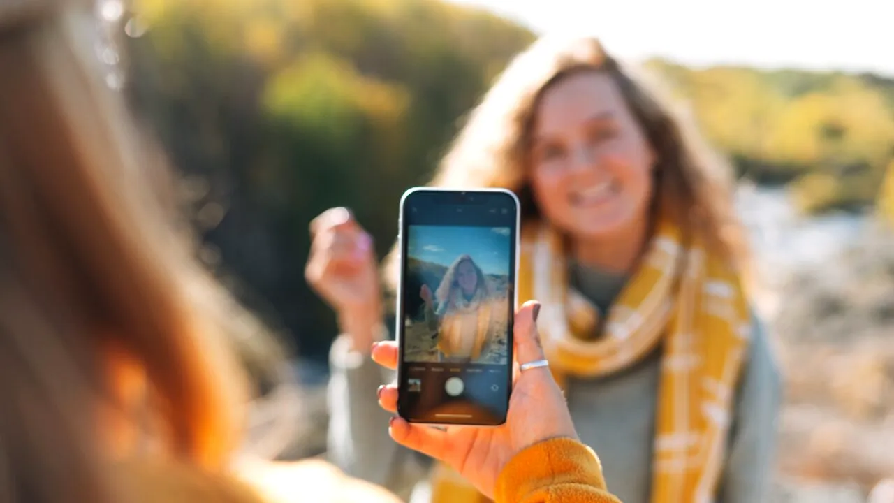 O femeie din Italia a suferit arsuri de gradul II, după ce mobilul i-a EXPLODAT în buzunar