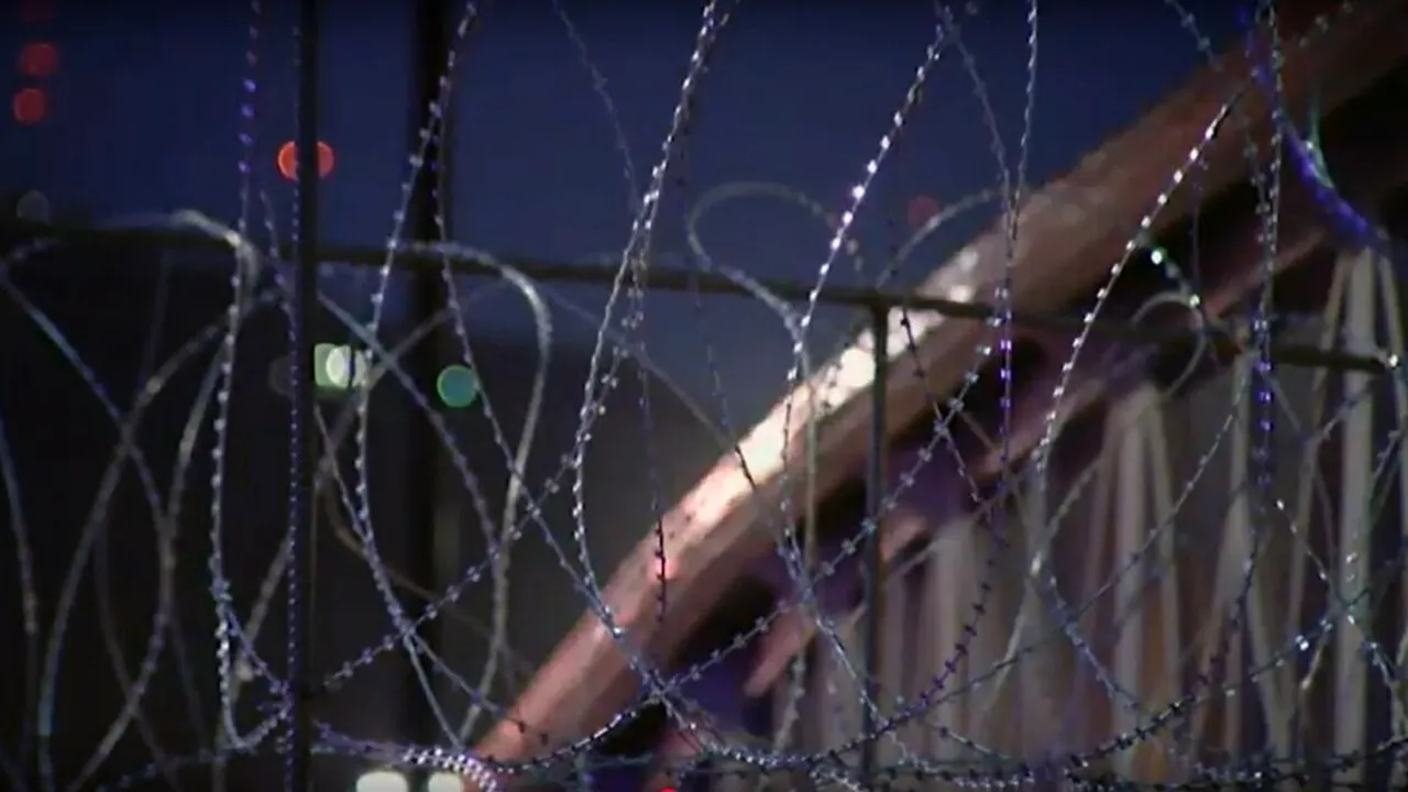 SUA blindează frontiera cu Mexicul: kilometri de sârmă ghimpată între El Paso și Ciudad Juarez/TRUMP depune jurământul peste două zile