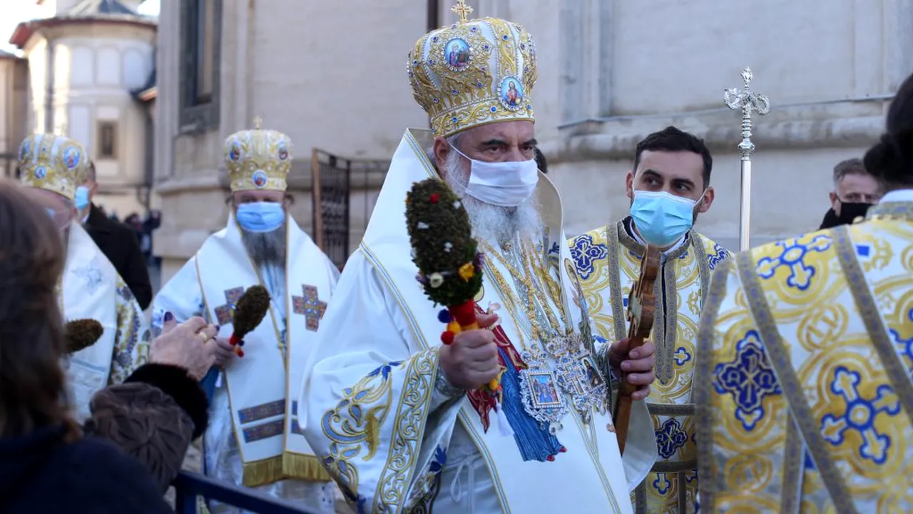 Prima Bobotează în pandemie. Credincioșii, nemulțumiți că nu au mai putut pune Agheasma Mare în sticle: „Lumea e așa tristă, nu mai are niciun haz!” (REPORTAJ)