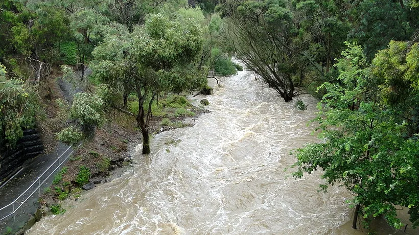 Hidrologii au emis o avertizare de inundații pe mai multe râuri din sud-vestul țării. Ce județe sunt vizate
