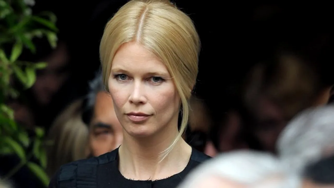 Doliu în lumea modei. A murit omul care a făcut-o celebră pe Claudia  Schiffer