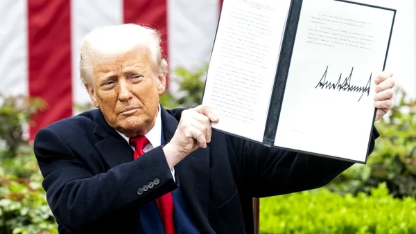 SUA lansează un portal de rambursare a taxelor vamale ale lui Trump după ce au fost anulate de Curtea Supremă. Ce trebuie să facă întreprinderile