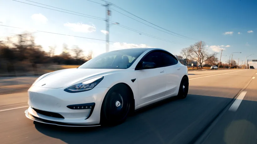 Tesla recheamă aproape 55.000 de mașini! Probleme la sistemul de frânare