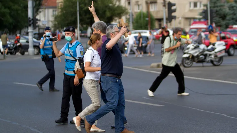 Doi cetățeni care protestau în Piața Victoriei, duși la audieri și sancționați