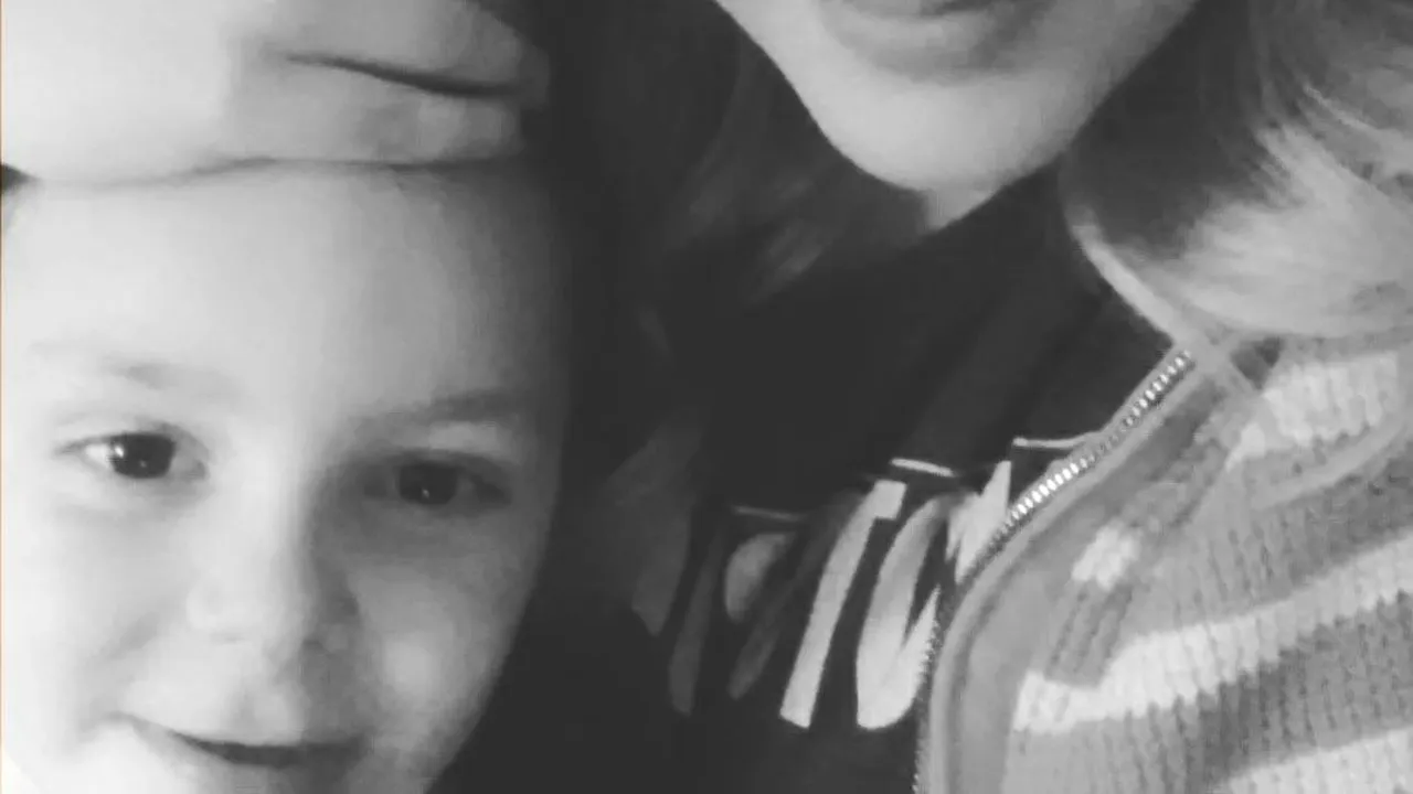 Imagini emoționante: Își făcea griji că băiețelul ei cu autism îl va deranja pe un pasager, dar mama a rămas suprinsă când a văzut poza cu cei doi - FOTO