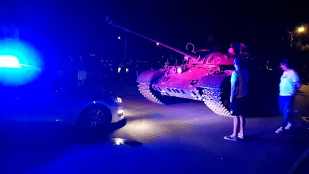 A ieșit la plimbare cu tancul. Un bărbat aflat sub influența alcoolului a terorizat un oraș întreg în timp ce își făcea siesta plimbându-se cu vehiculul - FOTO 