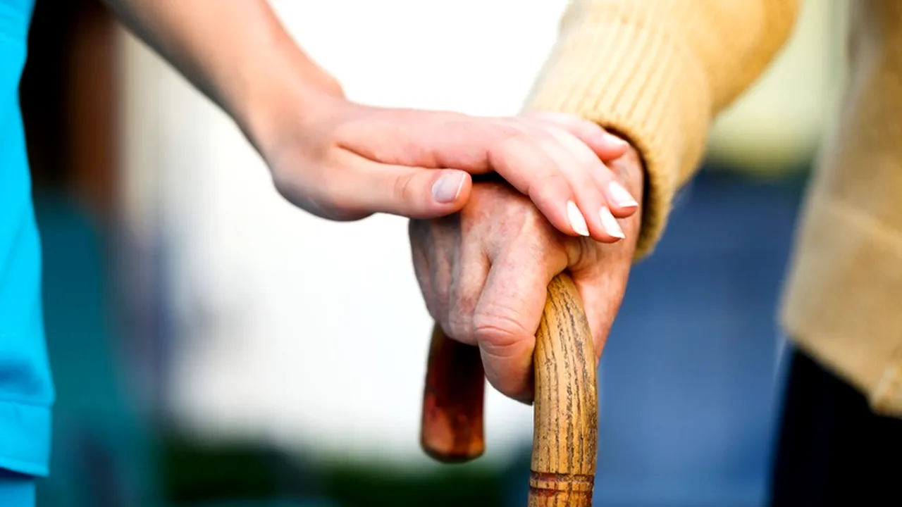 DRAMA unei românce care a muncit în străinătate pentru a-și ajuta copiii. „Tu știi cât costă noptiera asta, mamă?! Ai grijă să nu o pătezi!”