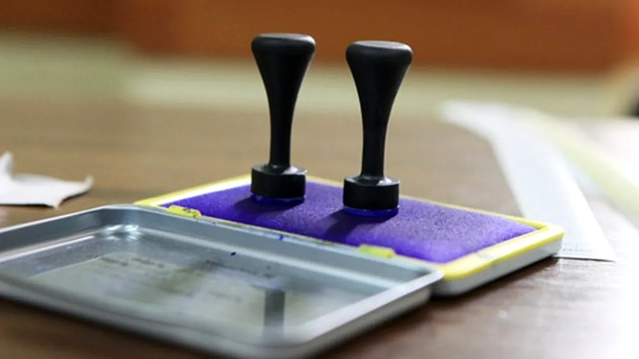 Birourile ELECTORALE din Bucureşti predau judecătoriilor materialele utilizate în procesul electoral. Acțiunea se desfășoară în prezența jandarmilor