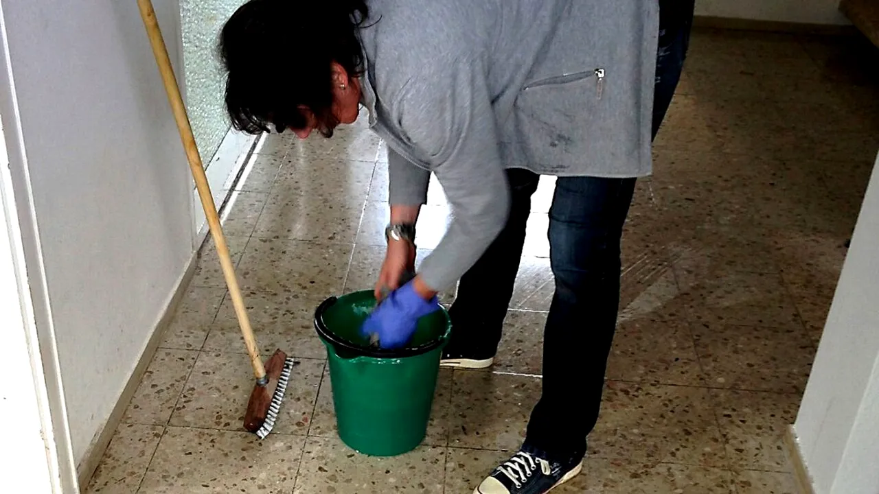 De necrezut! Ce salariu mic are o femeie de serviciu în București. Câți lei primește în fiecare lună, de fapt