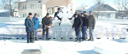 Tradiții de BOBOTEAZĂ: localnicii din satele sucevene sculptează cruci de gheață