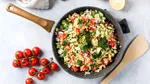 Cum pregătești o salată cu bulgur, roșii și pătrunjel, care poate fi perfectă pentru zilele caniculare. Rețeta se prepară rapid