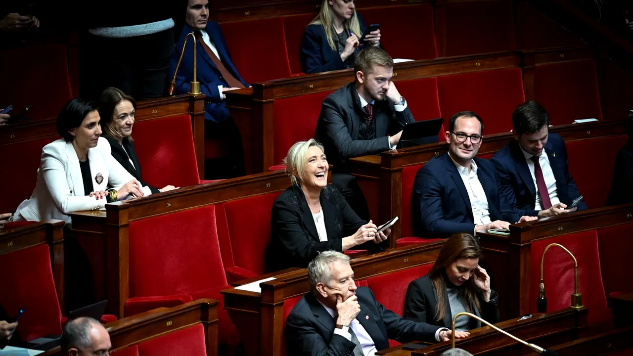 Criză politică în Franța după aprobarea noii Legi a imigrației, salutată de forțele de dreapta