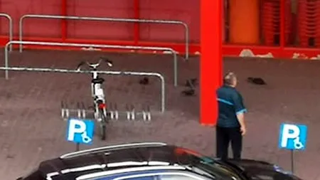 Culmea nesimțirii! Cum a parcat bărbatul din imagine, în fața Carrefour din Iași