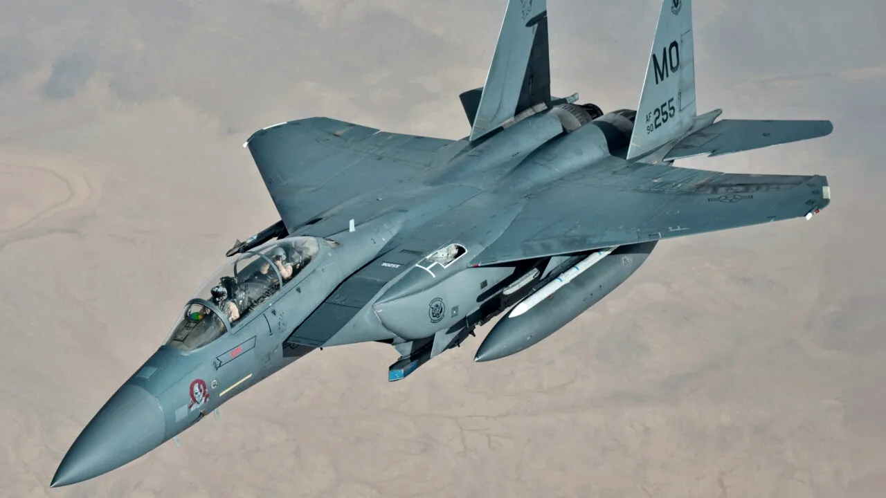 Aviația SUA a pornit o amplă operațiune de căutare în Iran după ce un avion F-15E a fost doborât. Unul dintre cei doi piloți a fost găsit