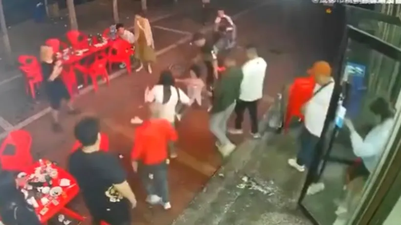 Scene de o brutalitate ieșită din comun, în China: Mai multe femei care ieșiseră să ia cina în oraș au fost bătute cu bestialitate