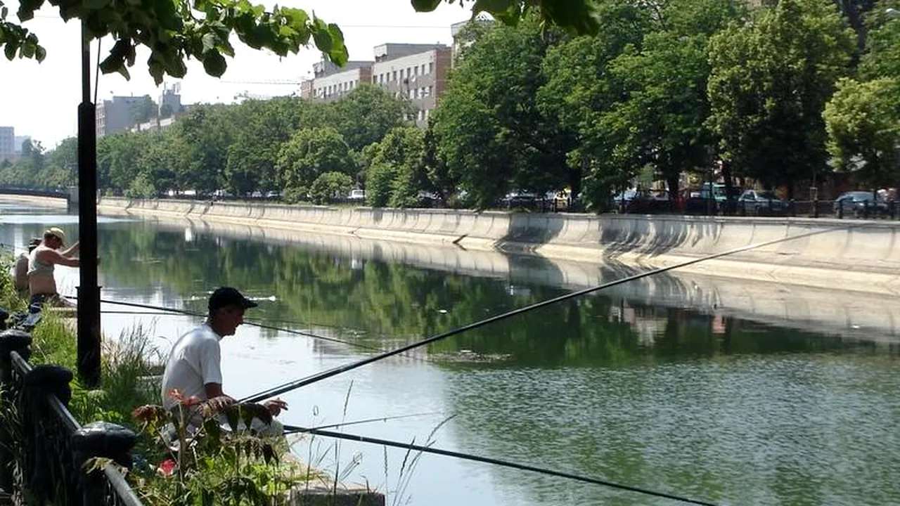 Doi bărbați au fost prinși în timp ce pescuiau în centrul Capitalei. Ce i-a încurajat pe braconieri