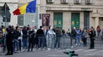 Zeci de amenzi aplicate de jandarmi susținătorilor lui Călin Georgescu din fața Arestului Central. Au fost deschise și 4 dosare penale