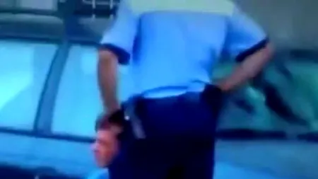 Doi polițiști din Oradea sunt cercetați după ce au fost filmați agresând un tânăr. VIDEO