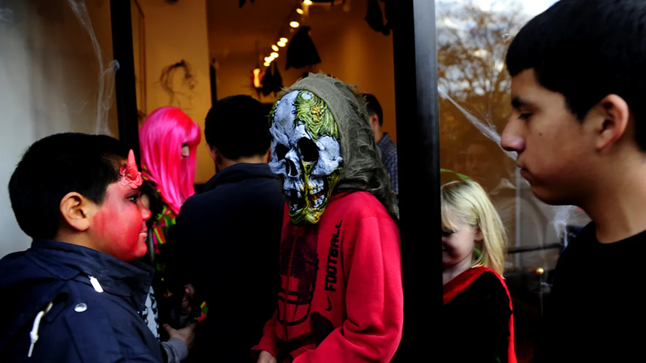 Copiii dintr-un oraș britanic care colindau de Halloween au primit COCAINĂ în loc de BOMBOANE