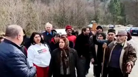 Suspecții de coronavirus, spaima sătenilor dintr-o comună din Argeș: Locuitorii au ieșit la protest - VIDEO