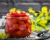 Cum prepari roșii la borcan pentru a le menține gustul de vară în timpul iernii. REȚETA autentică, fără sare sau conservanți