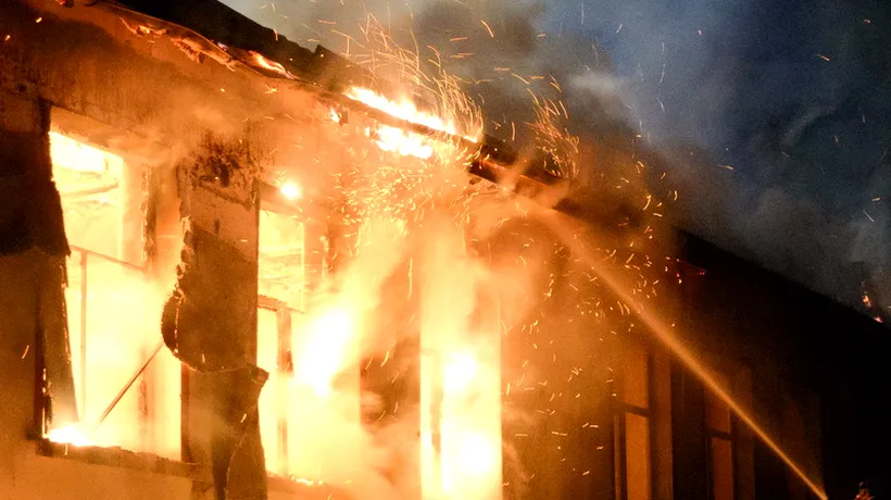 O femeie din Bacău, arsă de vie într-un incendiu pornit de la o candelă