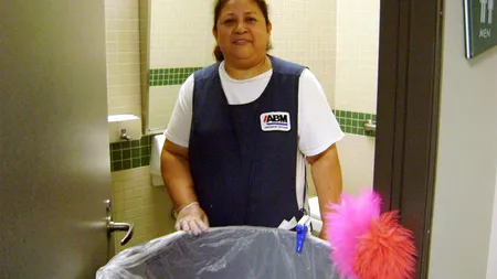 Ce salariu lunar poate câștiga o româncă în Germania, ca femeie de serviciu. Suma este uriașă!