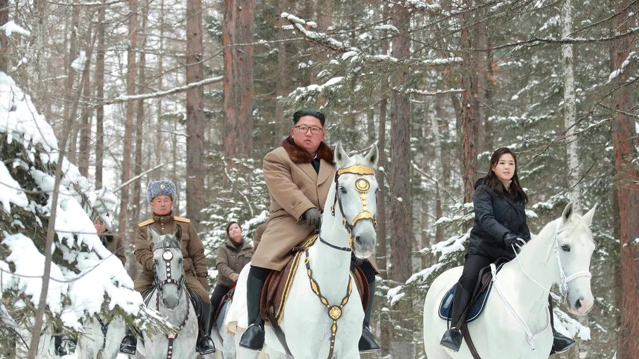 Posibil gest politic? Kim Jong-un a urcat muntele sacru din țara sa călare pe un cal alb. După o excursie asemănătoare din 2013 a urmat o execuție