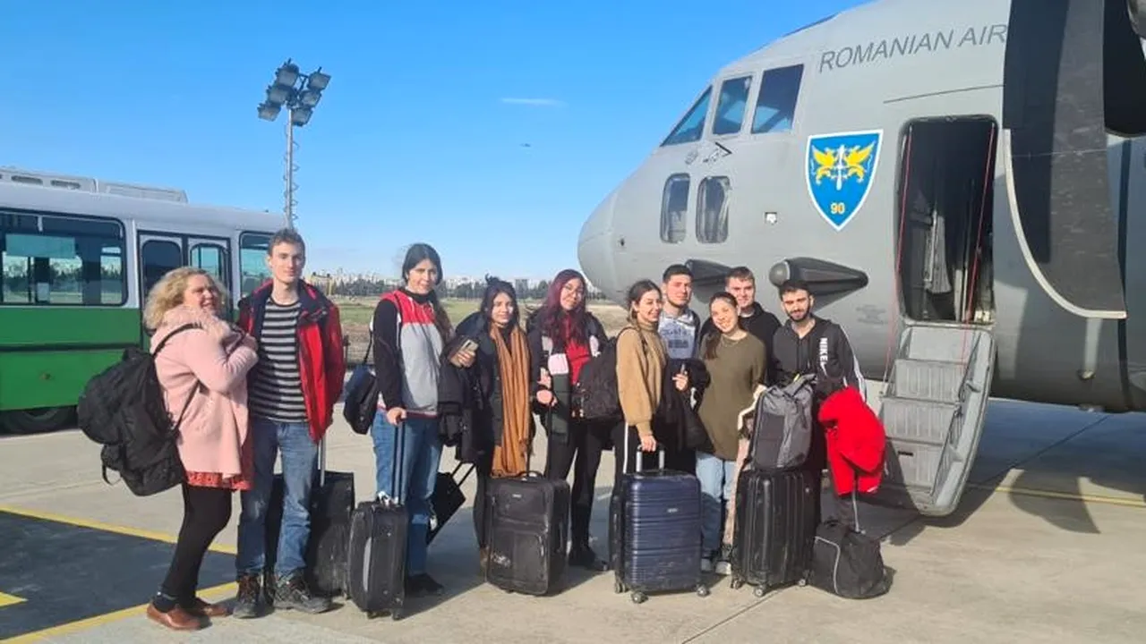 EXCLUSIV VIDEO. Alți 13 cetățeni români, REPATRIAȚI marți seara din TURCIA. Din grup fac parte o mamă cu doi copii, nouă studenți și profesorul coordonator