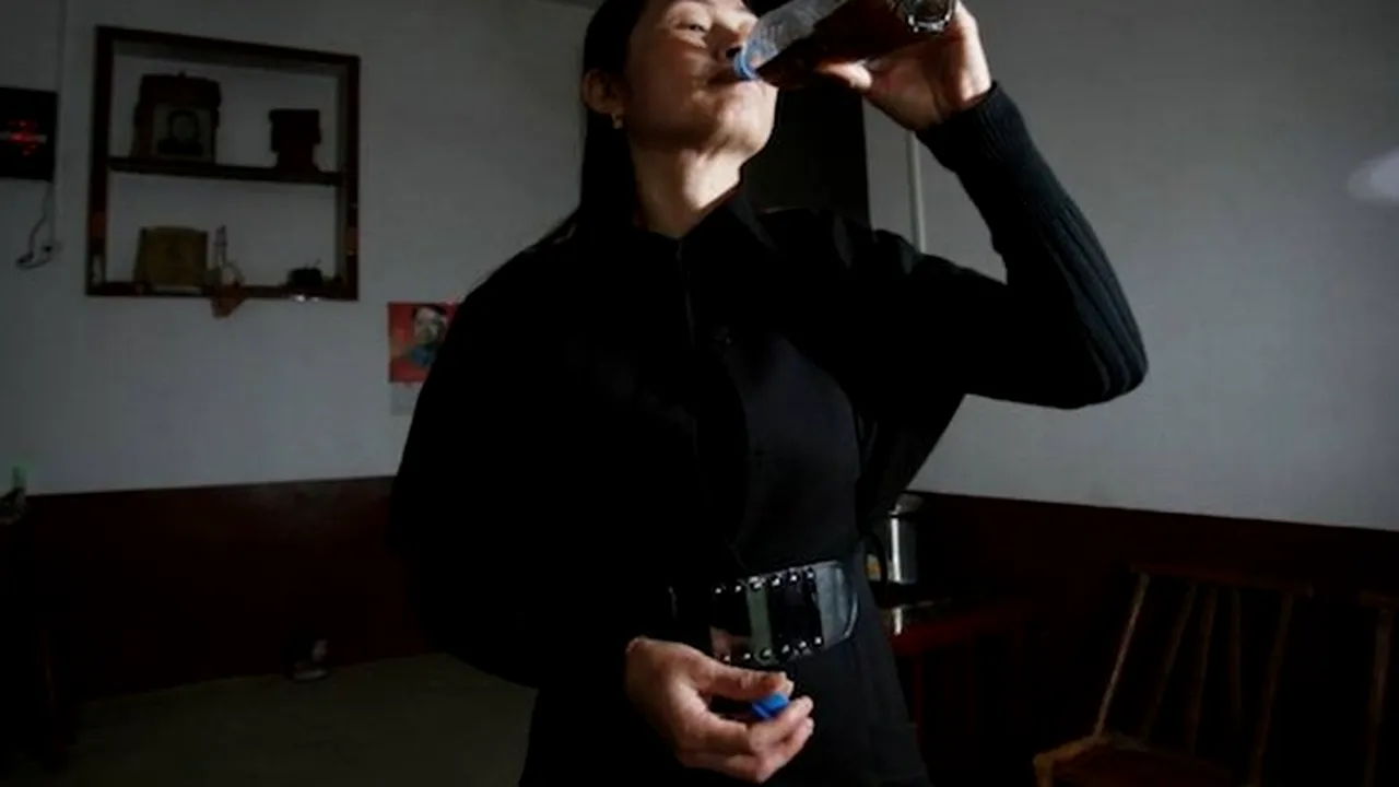 Ce bea această femeie din China. Amestecul despre care chinezii cred că poate să vindece cancerul
