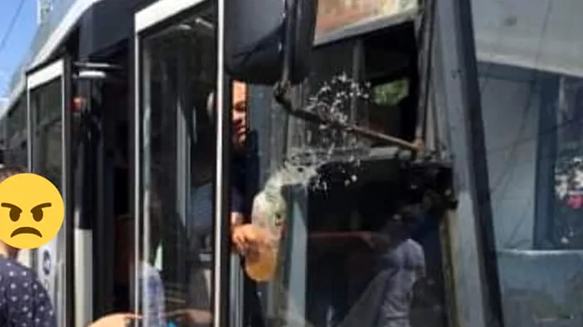 Un vatman STB a aruncat cu suc într-un călător nemulțumit de căldura insuportabilă din tramvai - FOTO