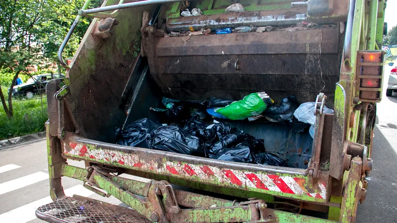 Oamenii dintr-un sat din Teleorman, cu gunoiul la poartă. Primarul dă vina pe firma de salubrizare, dar aceasta îl contrazice