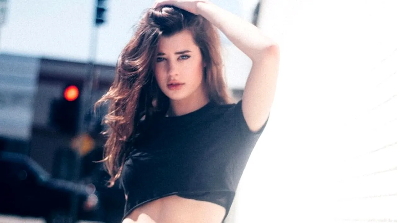 FOTO. Această tânără pare perfectă dar are un mic 