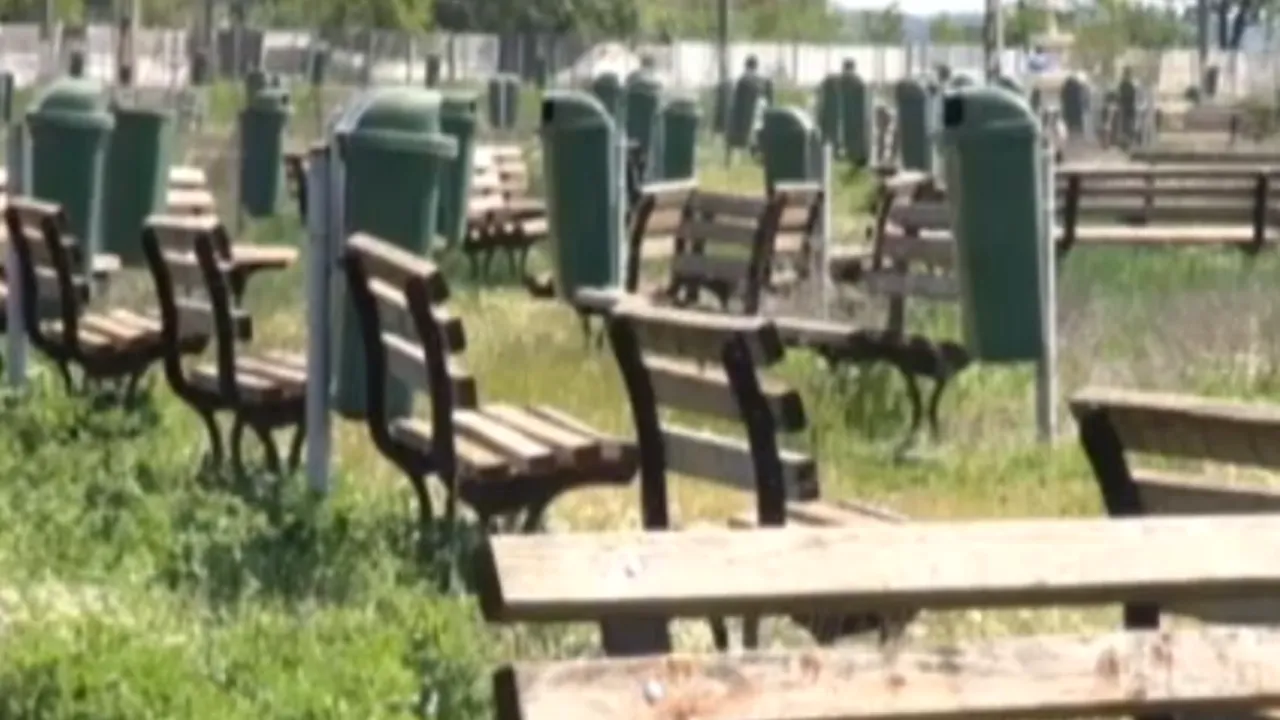 Așa sunt executați banii publici. Câte bănci și coșuri de gunoi au fost montate într-o comună din Brăila 