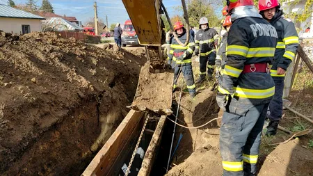 Incident în Prahova. Doi oameni au fost prinși sub un mal de pământ