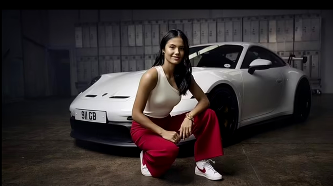 Emma Răducanu, alături de un Porsche / Sursa foto: Daily Mail