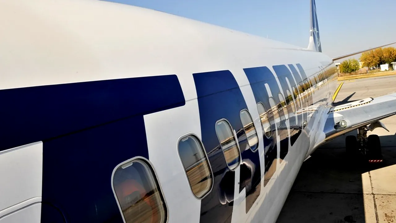 Un român a făcut scandal la bordul unei curse Tarom, fiind imobilizat în scaun de alți pasageri