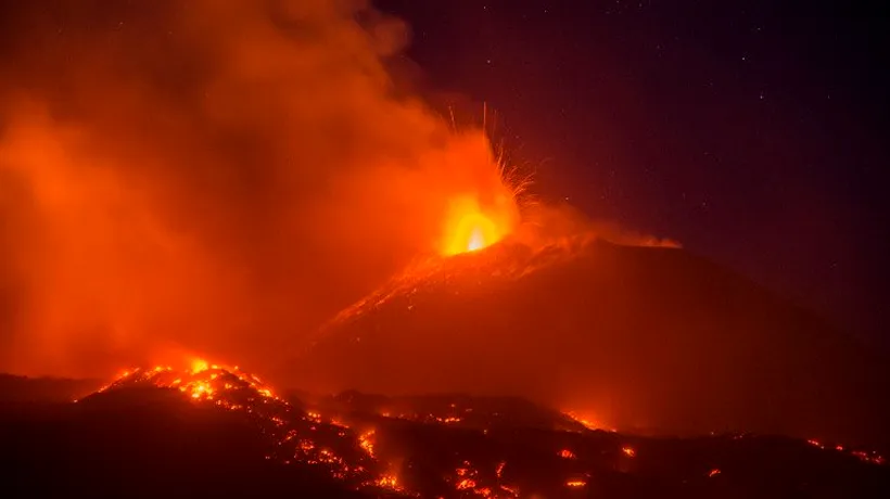 Cel mai mare vulcan activ din Europa s-a trezit la viaţă noaptea trecută / Autoritățile din Italia au ridicat nivelul de alertă