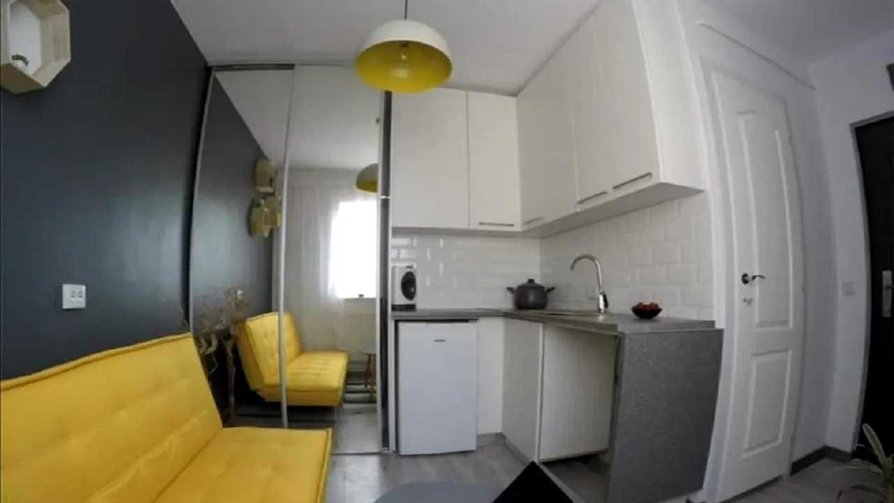 Proprietarul garsonierei de 11 m² din Cluj-Napoca s-a răzgândit și nu o mai închiriază, ci o vinde. Cu suma cerută își poate cumpăra cele mai luxoase apartamente din oraș, mobilate şi utilate