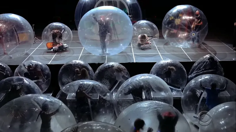 Soluție inedită pentru a putea susține un concert live. Toată lumea a stat în bule de plastic (VIDEO)