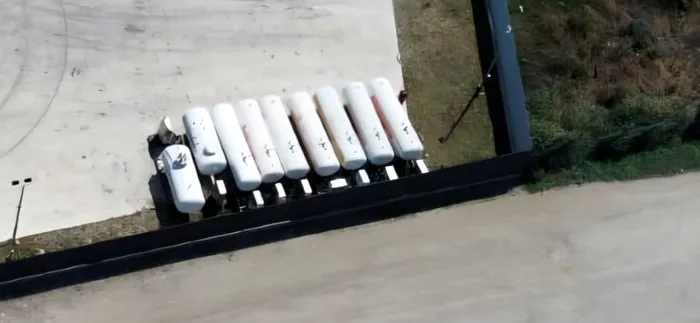 Cisternele care transportă gaz şi care staţionează zilnic în apropierea locuinţelor