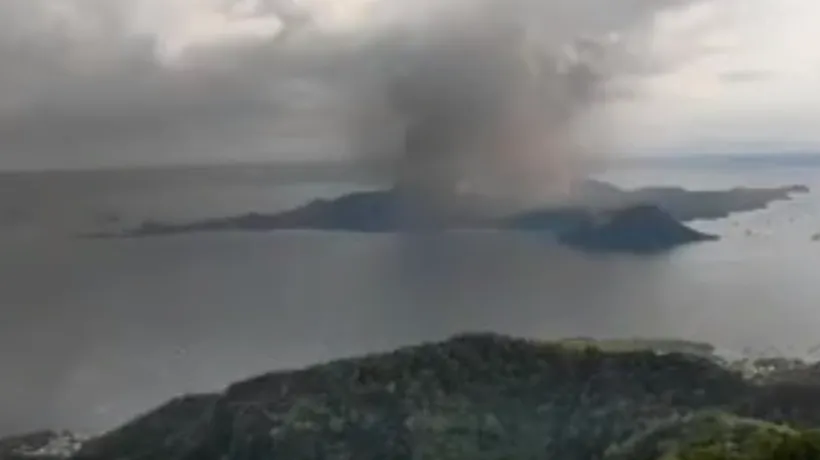 Pericol de tsunami și mii de persoane evacuate după ce vulcanul Taal din Filipine a degajat un nor de cenușă. Specialiștii avertizează: risc de „erupție periculoasă - FOTO/ VIDEO