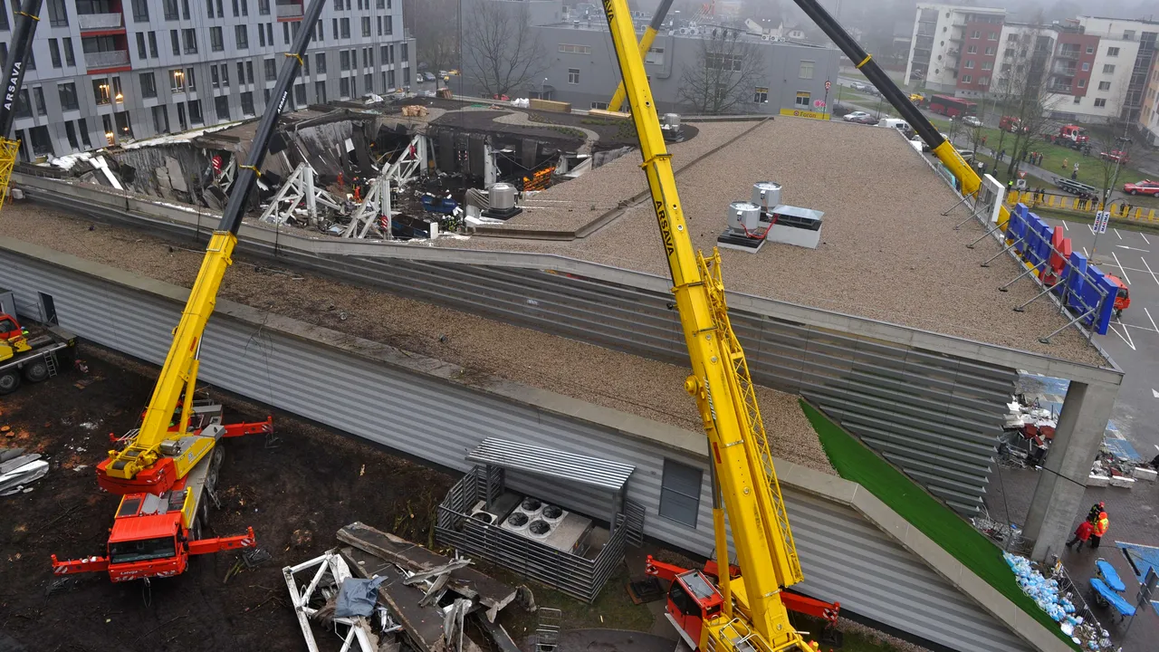 Letonii își plâng morții după catastrofa de la Riga. 54 de persoane au murit după ce acoperișul unui supermaket s-a prăbușit