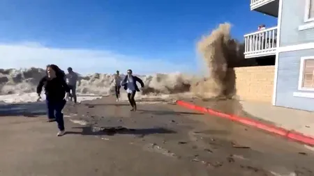 Valuri uriașe au lovit coasta Californiei / 8 persoane au ajuns la spital