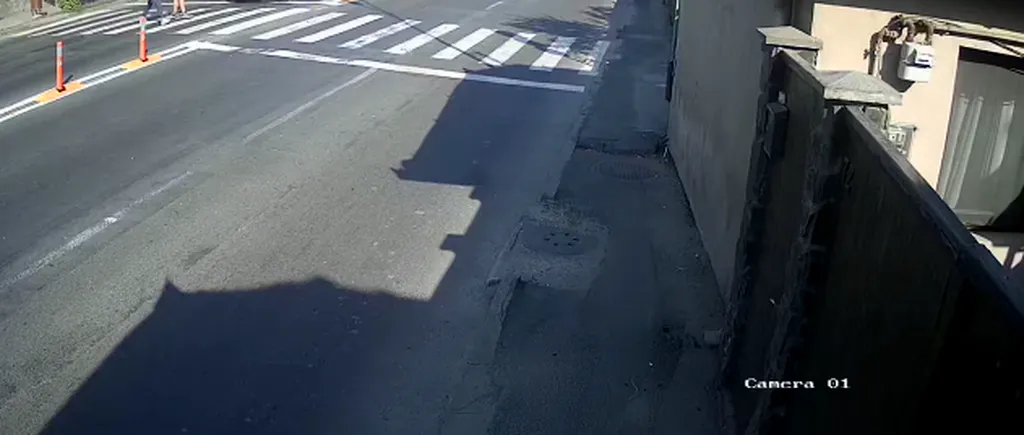 Pietoni loviți pe trecere de un taximetrist, în Făgăraș. Impactul a fost surprins de o cameră de supraveghere (VIDEO)