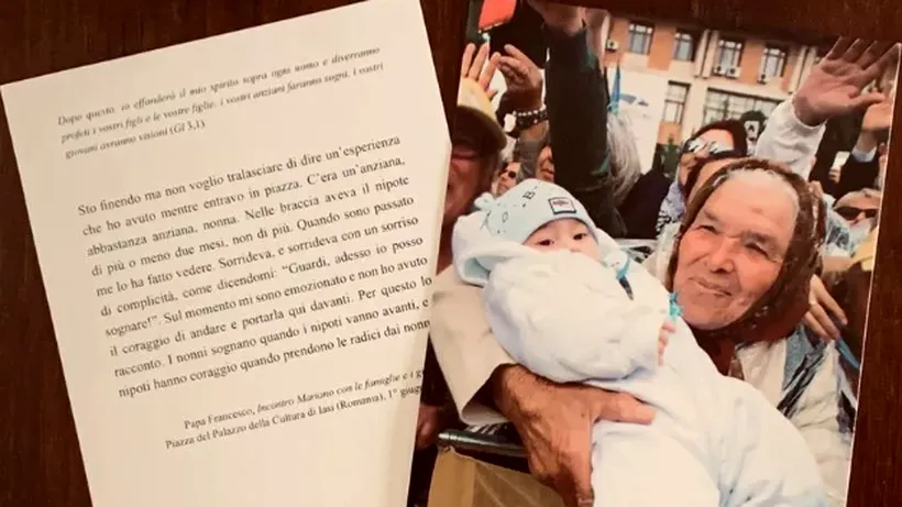 Publicația italiană La Stampa: “Cadoul Papei. Papa Francisc arată oamenilor fotografia unei bunici românce cu nepotul ei în brațe“