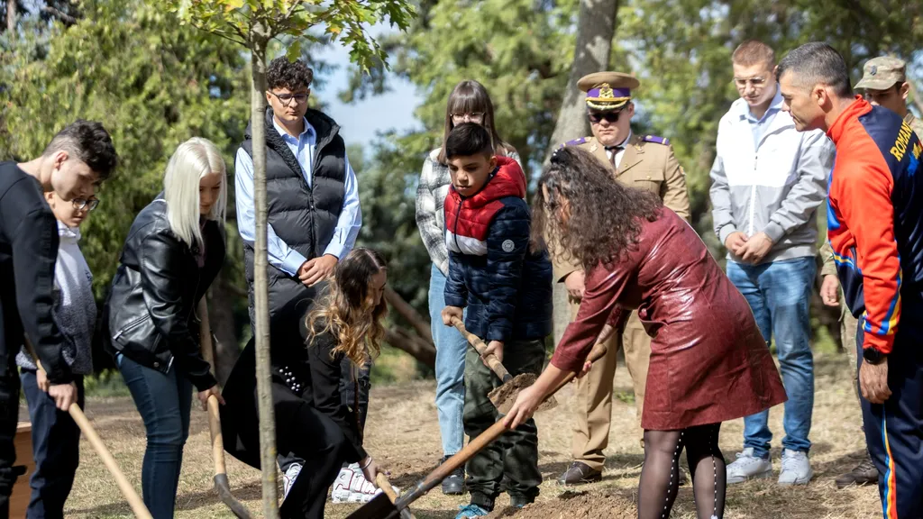 Copiii militarilor români decedați în misiuni în străinătate au plantat „Copacul păcii” | GALERIE FOTO