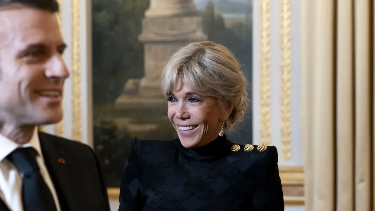 Zece persoane sunt acuzate că au hărţuit-o pe soţia președintelui Franţei. Brigitte Macron nu scapă de teoriile care spun că s-ar fi născut bărbat