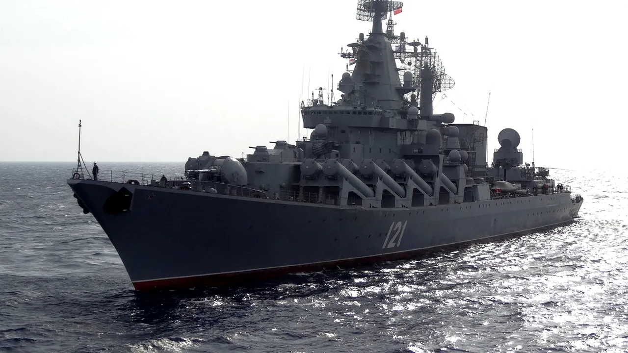 Crucișătorul Moskva, nava amiral a flotei rusești din Marea Neagră, s-a scufundat după incendiul de miercuri noapte. Moscova susține că muniția de la bord a explodat, în timp ce Kievul revendică atacul