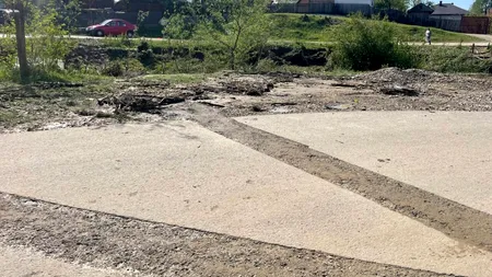 Prefectura Prahova cere verificarea modului în care s-au efectuat lucrările de gaze la Slănic, în contextul străzii surpate (Galerie FOTO)